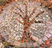 Kunstvolle Pflasterarbeiten wie dieser Baum sind ein eindrucksvoller Blickfang.