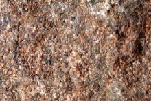 Naturstein dieser rötlichen Färbung verleiht dem Natursteinpflaster oder anderen Natursteinarbeiten Wärme