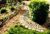 Natursteinarbeiten: Steingartenelemente, Wege mit Natursteinpflaster...