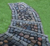 Wie wäre es mit einer Natursteintreppe? Solche Pflasterarbeiten gehören zu unserem Standardprogramm.